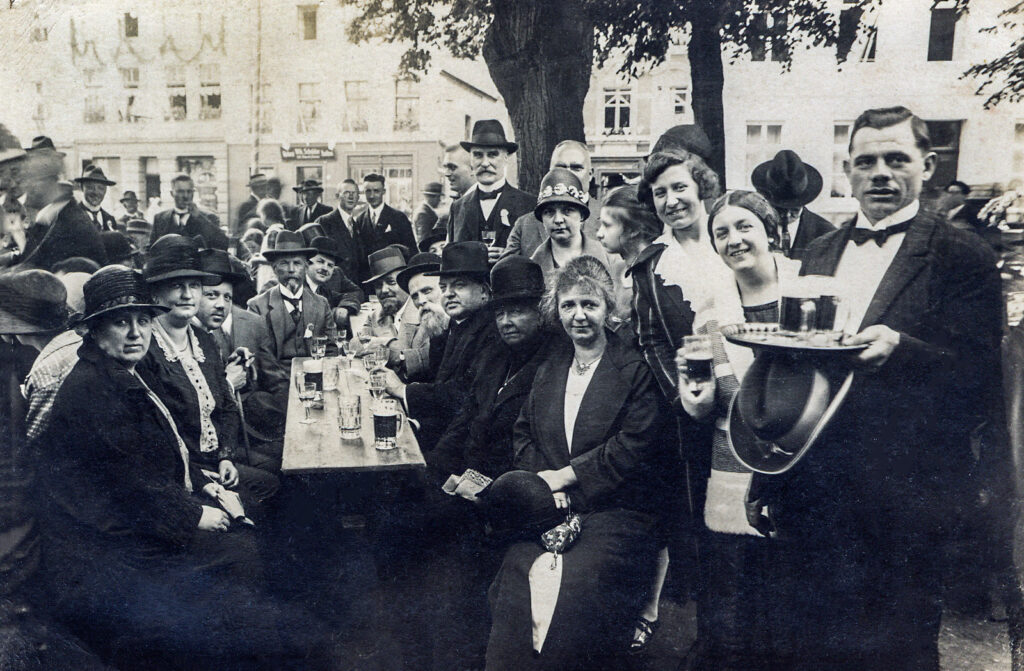 © (c) Stadtarchiv Erkelenz | 1926-06-Frühschoppen auf dem Markt