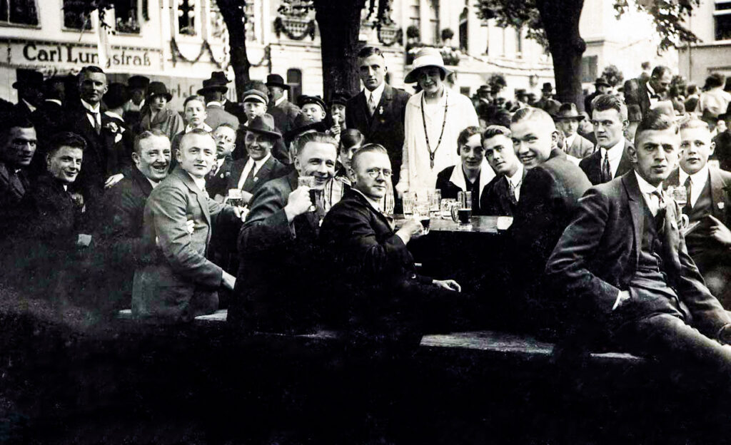 © (c) Stadtarchiv Erkelenz | 1926-06-Frühschoppen auf dem Markt-2