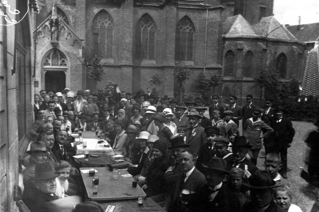 © (c) Stadtarchiv Erkelenz | 1926-06- Frühschoppen auf dem Markt zur 600 Jahr-Feier-3