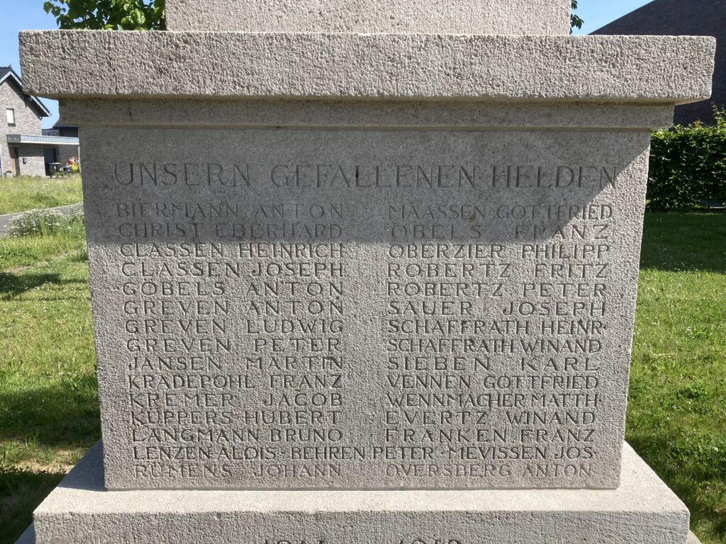 © Wolfgang Lothmann | Kriegerdenkmal in Keyenberg