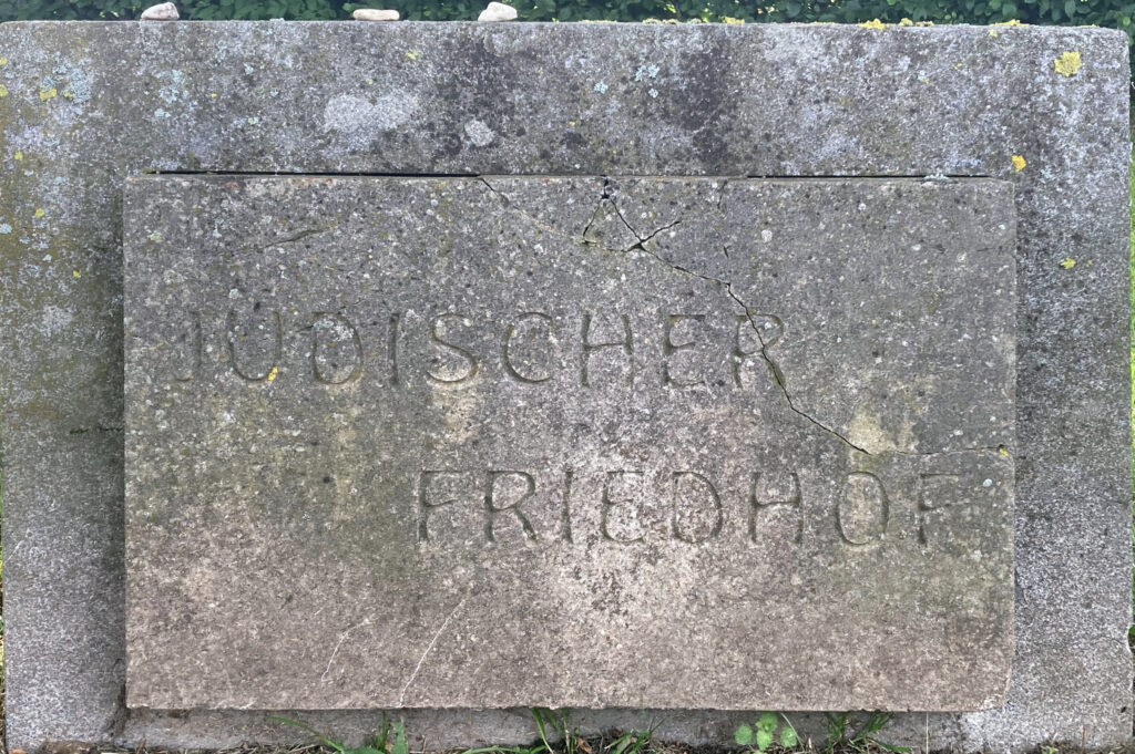 © Wolfgang Lothmann | juedischer Friedhof Lentholt Gedenkstein nah bearb
