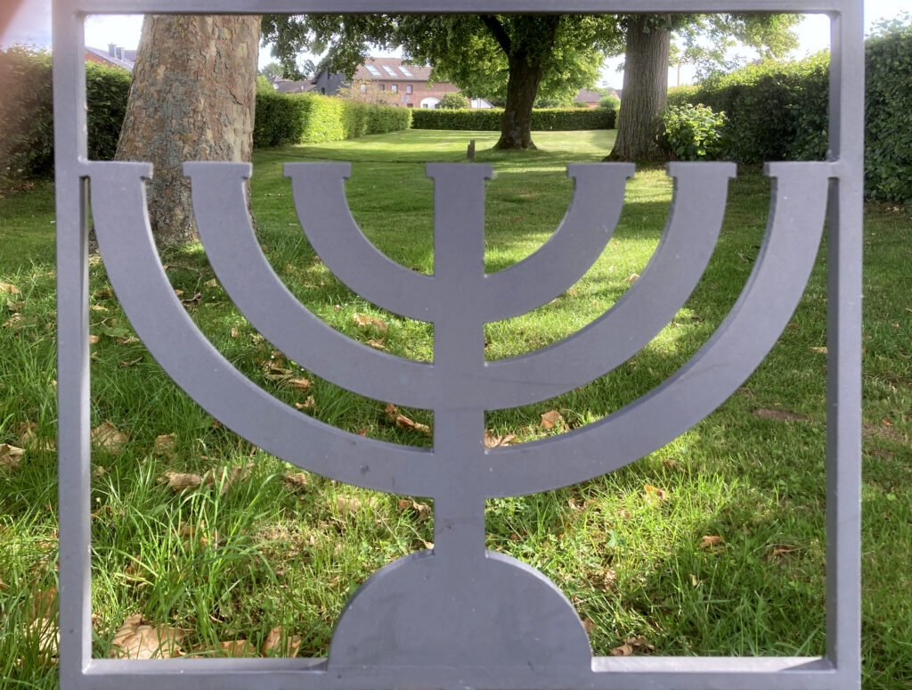 © Wolfgang Lothmann | jüdischer Friedhof Lentholt Tor Leuchter