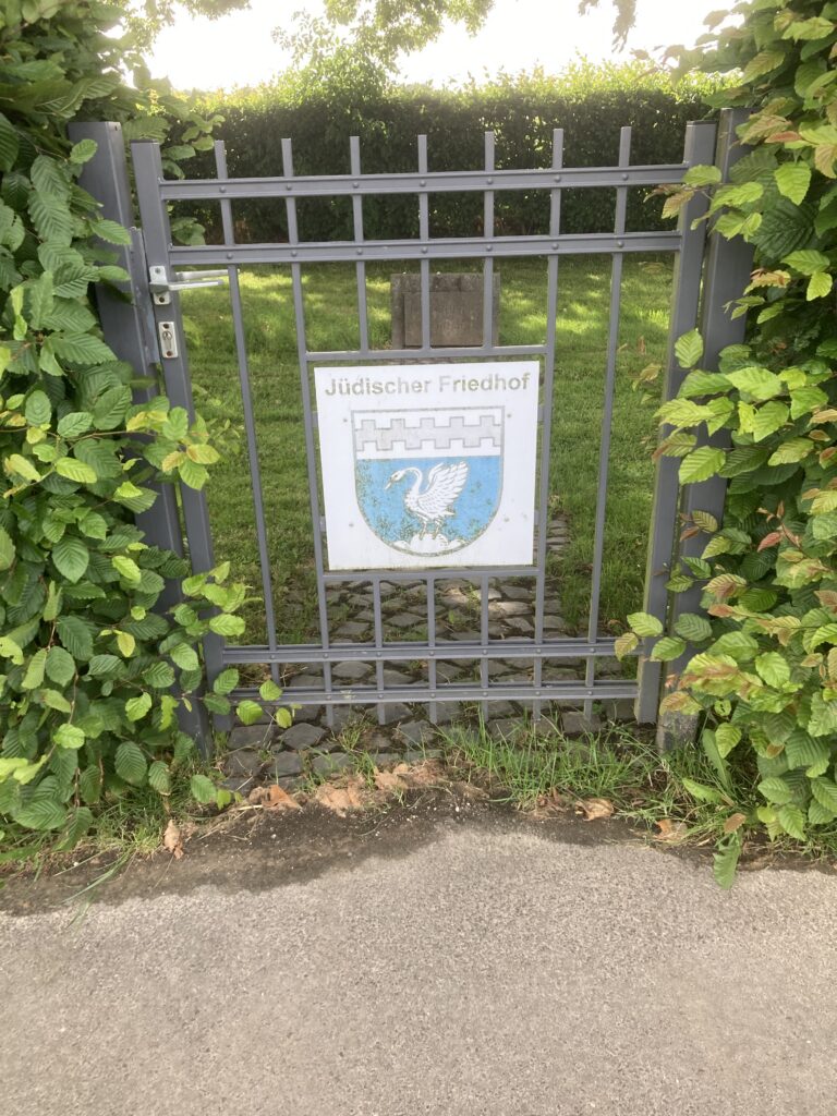 © Wolfgang Lothmann | jüdischer Friedhof Lentholt Tor zur Straßenseite