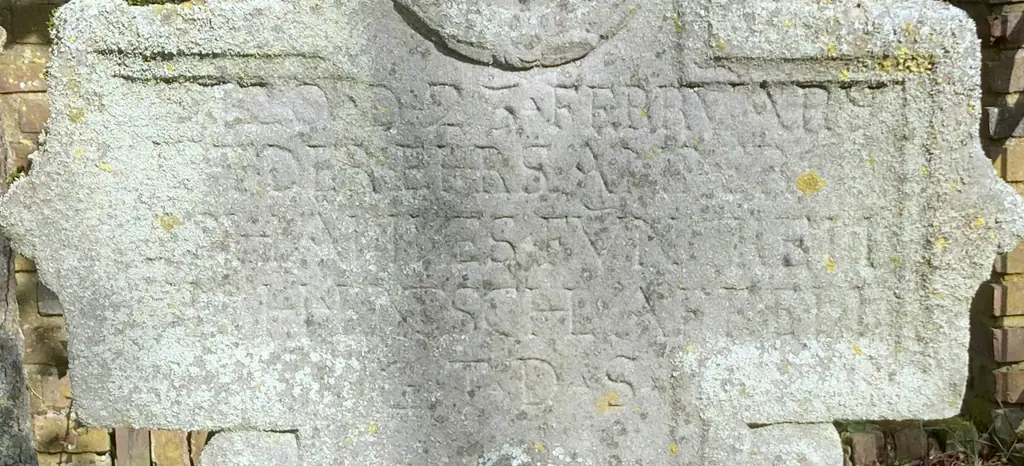 © Wolfgang Lothmann | rechtes Kreuz Inschrift oben